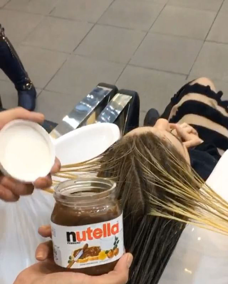Cabeleireiro usa Nutella e leite condensado para tingir o cabelo de suas clientes