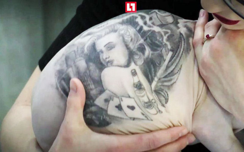 Tatuador russo desperta a controvrsia aps tatuar sua gata sem pelo