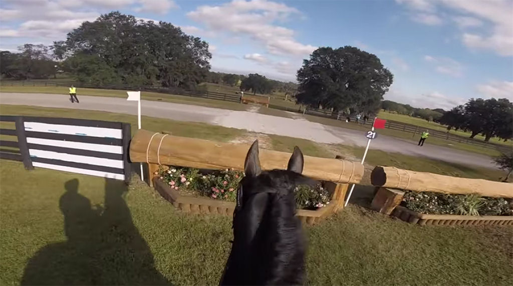 Câmera de capacete permite a você participar de uma competição de salto equestre
