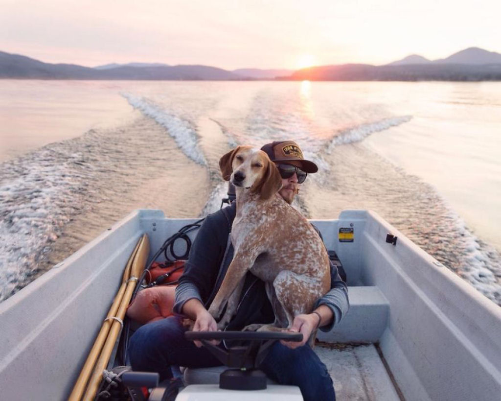 Este fotógrafo leva sua cadela adotada em suas aventuras 14