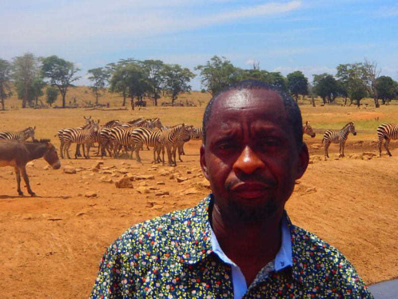 Guardio dos Elefantes do Qunia promete entregar gua a animais sedentos at que chova novamente 06