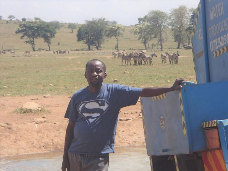 Guardio dos Elefantes do Qunia promete entregar gua a animais sedentos at que chova novamente 08