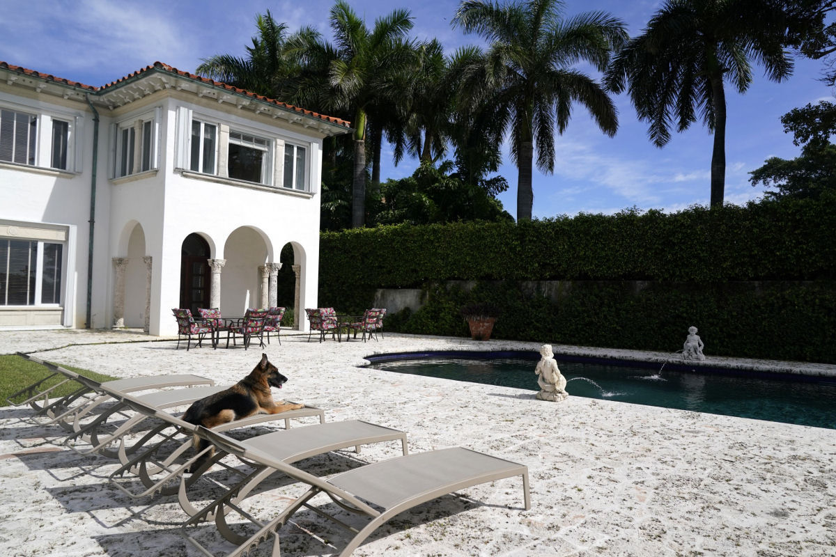 Pastor alemão milionário está 'vendendo' uma mansão em Miami que já foi de Madonna