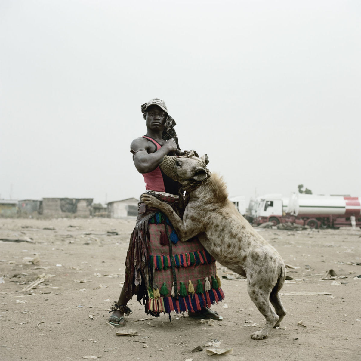 Os homens hiena: fotografias de delinquentes africanos com seus poderosos bichinhos de estimao 01