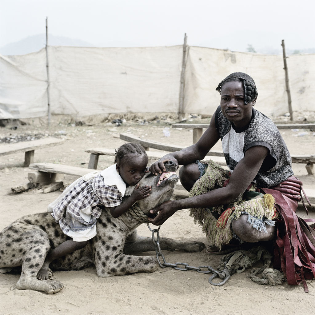 Os homens hiena: fotografias de delinquentes africanos com seus poderosos bichinhos de estimao 03