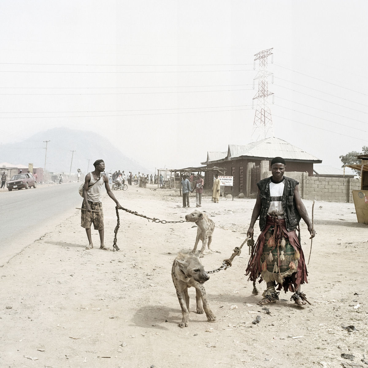 Os homens hiena: fotografias de delinquentes africanos com seus poderosos bichinhos de estimao 04
