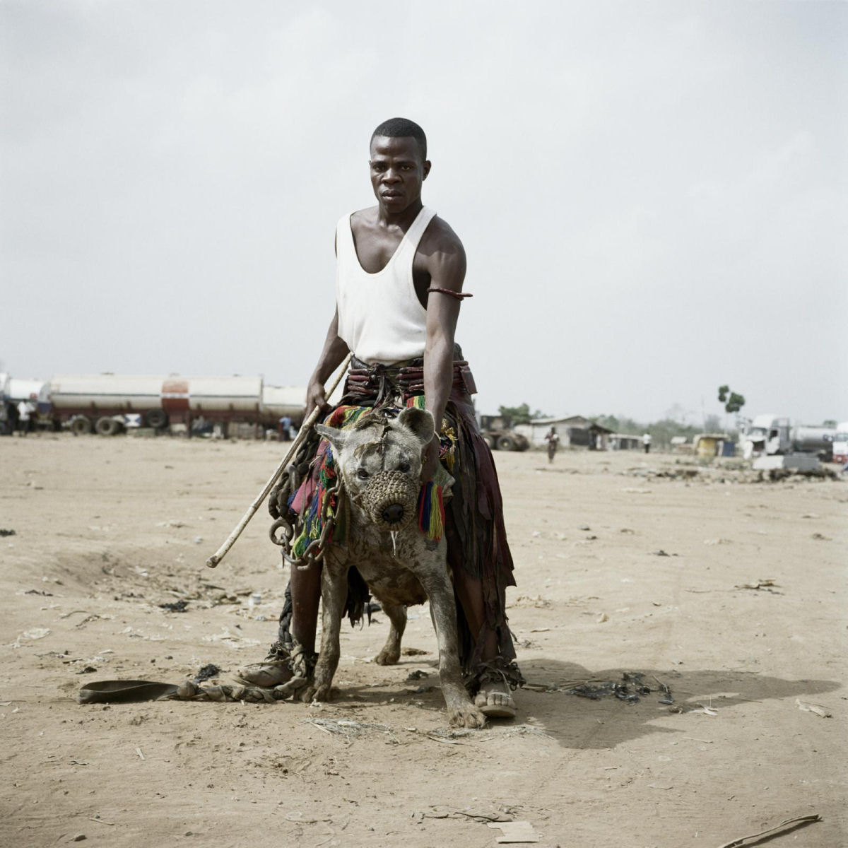 Os homens hiena: fotografias de delinquentes africanos com seus poderosos bichinhos de estimao 05