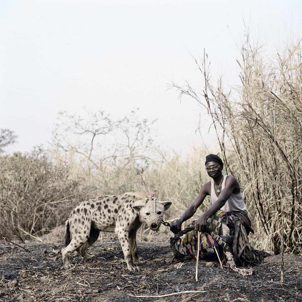 Os homens hiena: fotografias de delinquentes africanos com seus poderosos bichinhos de estimao 06