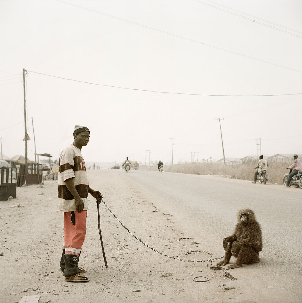 Os homens hiena: fotografias de delinquentes africanos com seus poderosos bichinhos de estimao 09