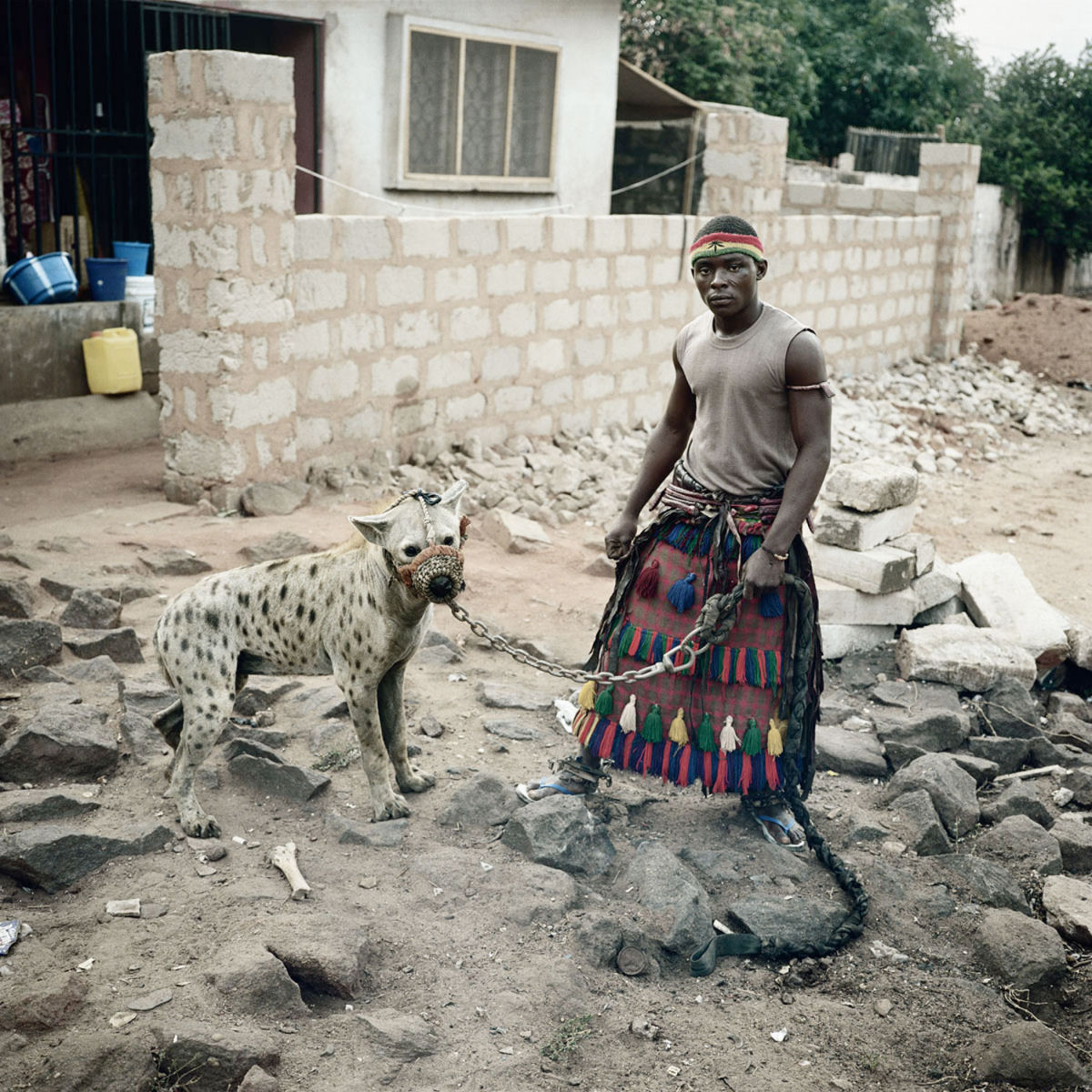 Os homens hiena: fotografias de delinquentes africanos com seus poderosos bichinhos de estimao 13