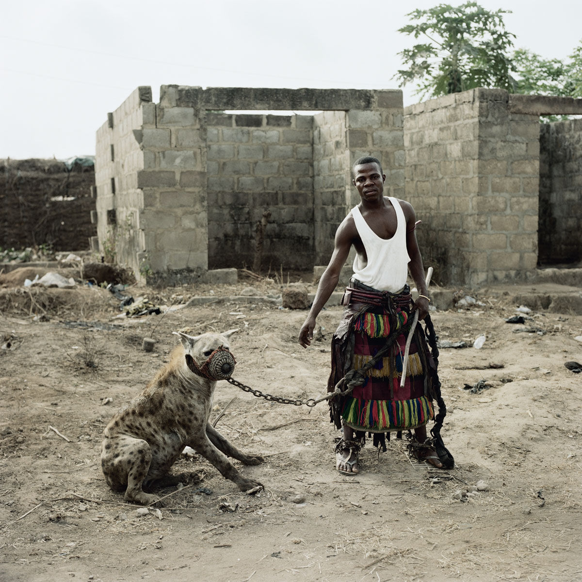 Os homens hiena: fotografias de delinquentes africanos com seus poderosos bichinhos de estimao 14