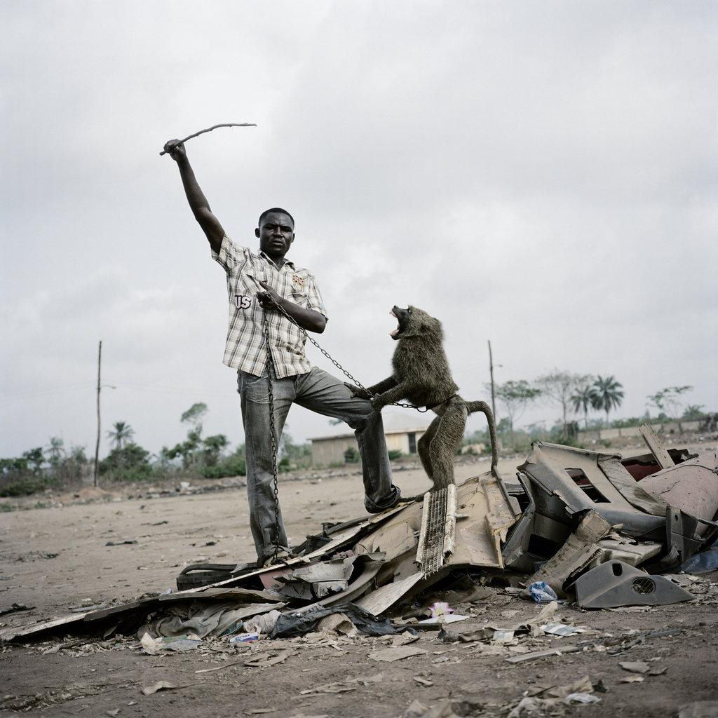 Os homens hiena: fotografias de delinquentes africanos com seus poderosos bichinhos de estimao 17