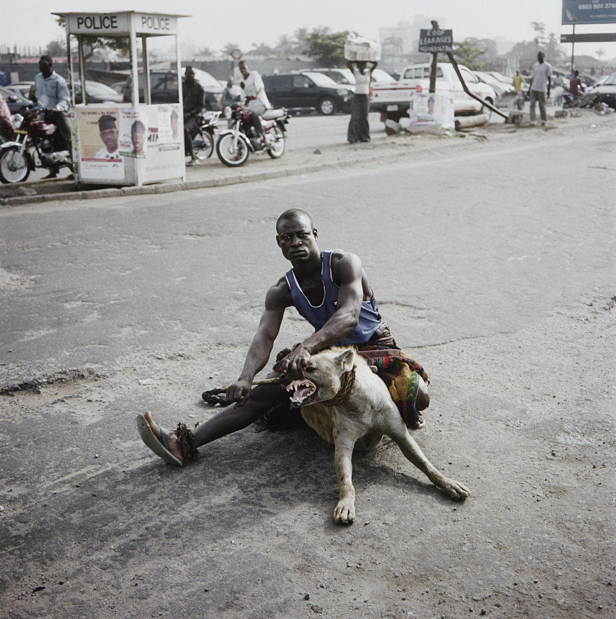 Os homens hiena: fotografias de delinquentes africanos com seus poderosos bichinhos de estimao 20