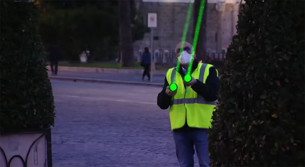 Lasers versus titica: surpreendendo milhões de estorninhos em Roma