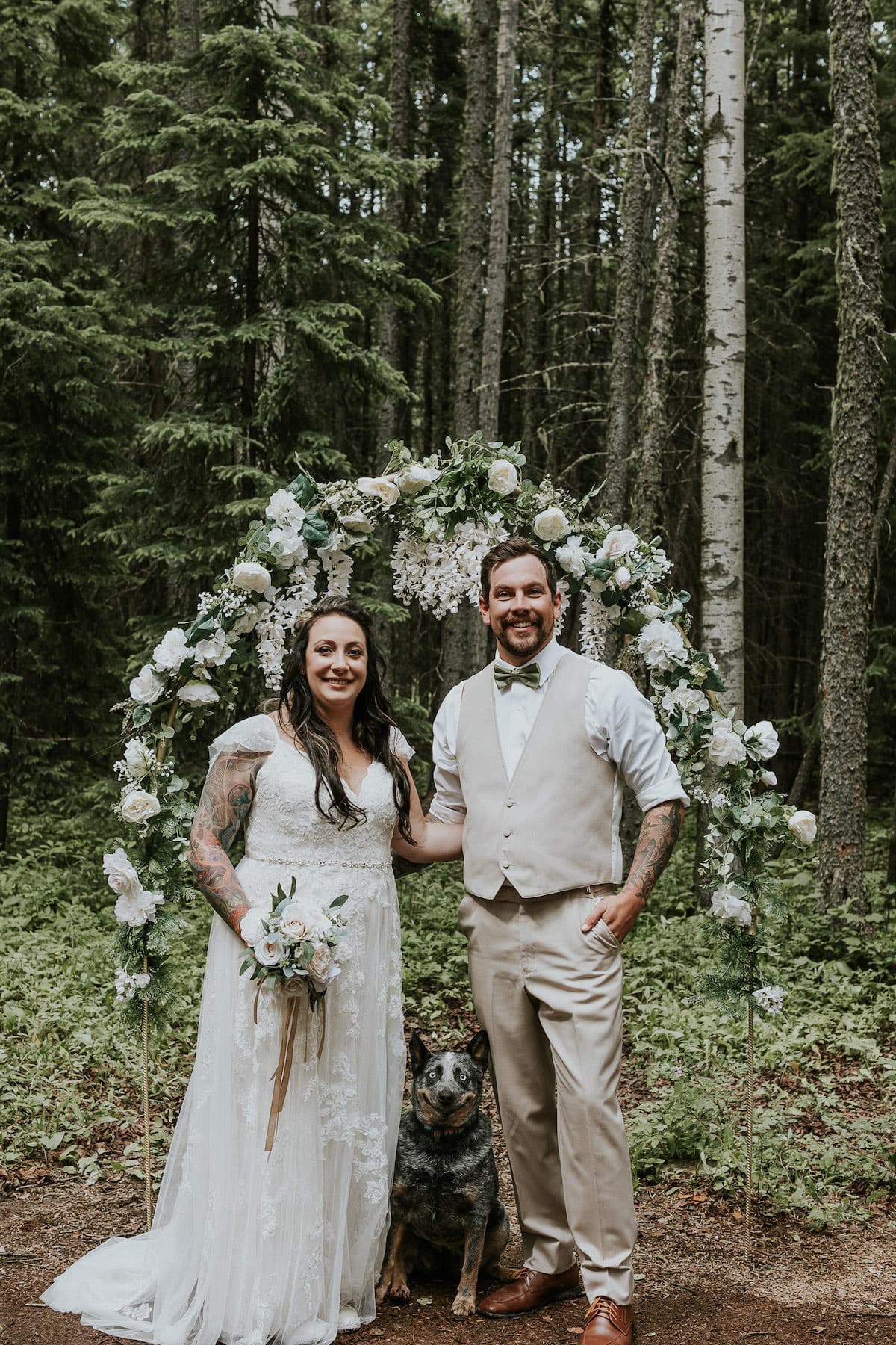 Adorvel cadela fotobomba a foto do casamento de seus humanos com o sorriso mais fofo