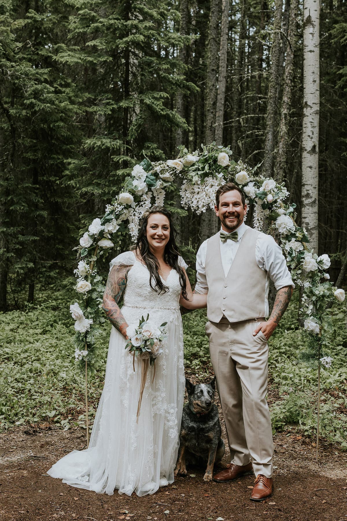 Adorvel cadela fotobomba a foto do casamento de seus humanos com o sorriso mais fofo