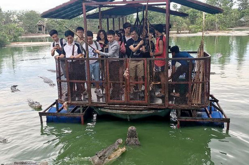 Esses turistas chineses esto em uma jangada frgil no meio de crocodilos famintos