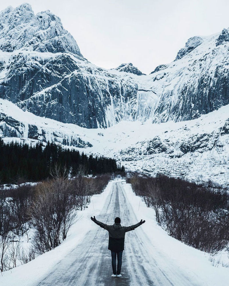 Um conto de fadas feito realidade: noruegus fotografa rara rena branca na neve 08