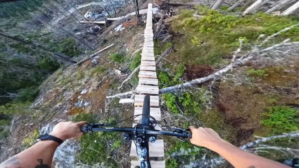 Ciclista captura imagens dramáticas de um ponto de vista em uma trilha assustadora de mountain bike em uma floresta canadense