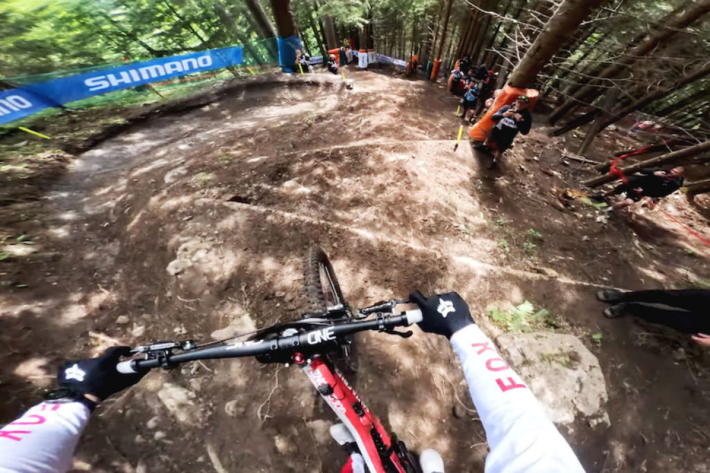 Veja o ponto de vista da descida insana do campeo de Downhill MTB, em Champry 2025