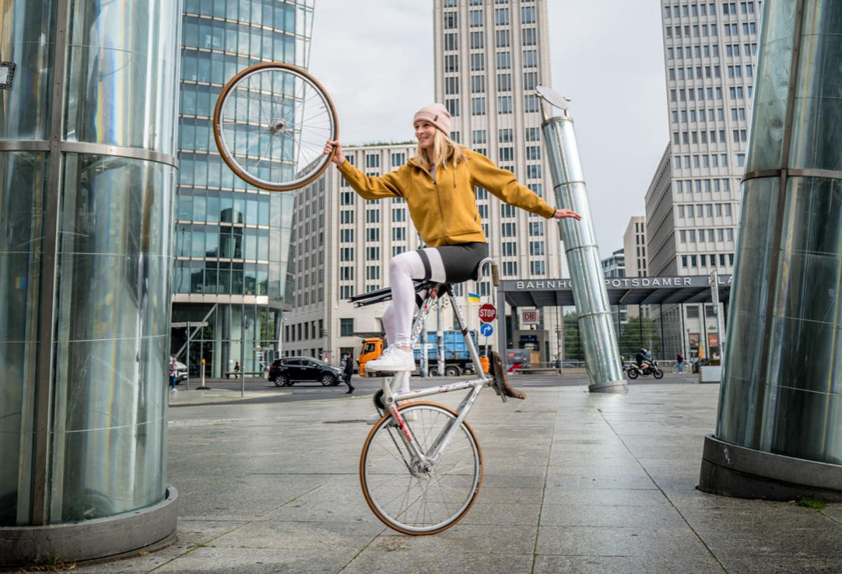 Ciclista artstica parece uma graciosa bailarina em duas rodas