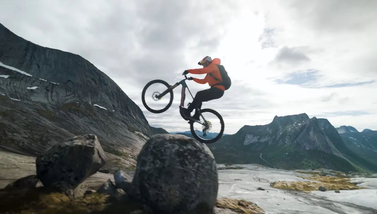 Danny MacAskill pedala uma e-bike pelas lajes de granito acidentadas da Noruega sob o sol da meia-noite