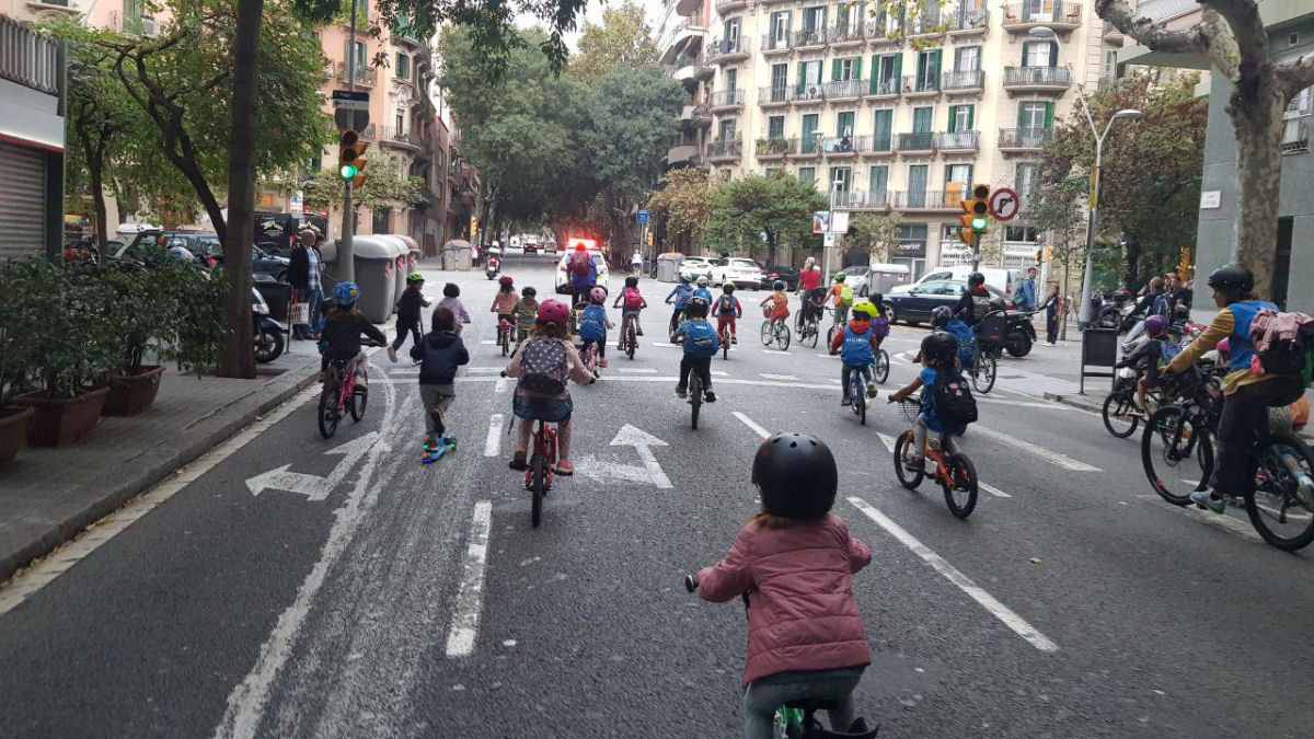 Centenas de crianças e pais estão indo de bike para a escola em Barcelona