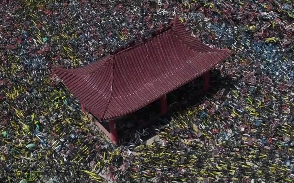 Voc no viu nada parecido aos cemitrios de bicicletas chineses filmados com drones