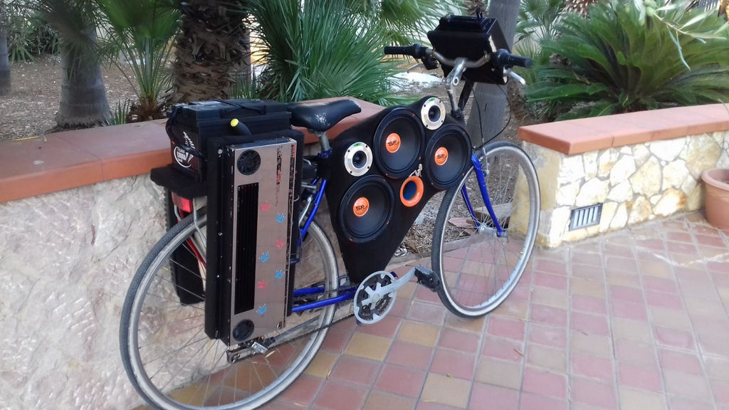 As bicicletas com som alto tomam as ruas de Palermo, na Itlia 04