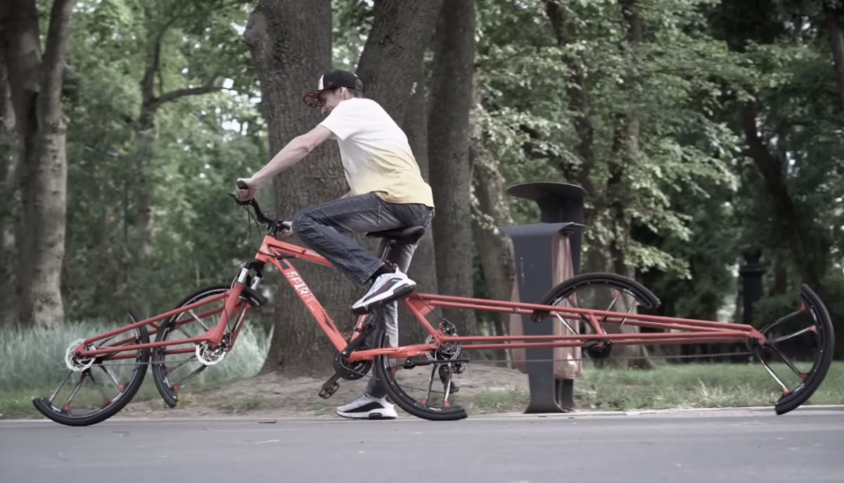 Youtuber cria uma bicicleta com a roda dianteira dividida em terços e a roda traseira dividida ao meio