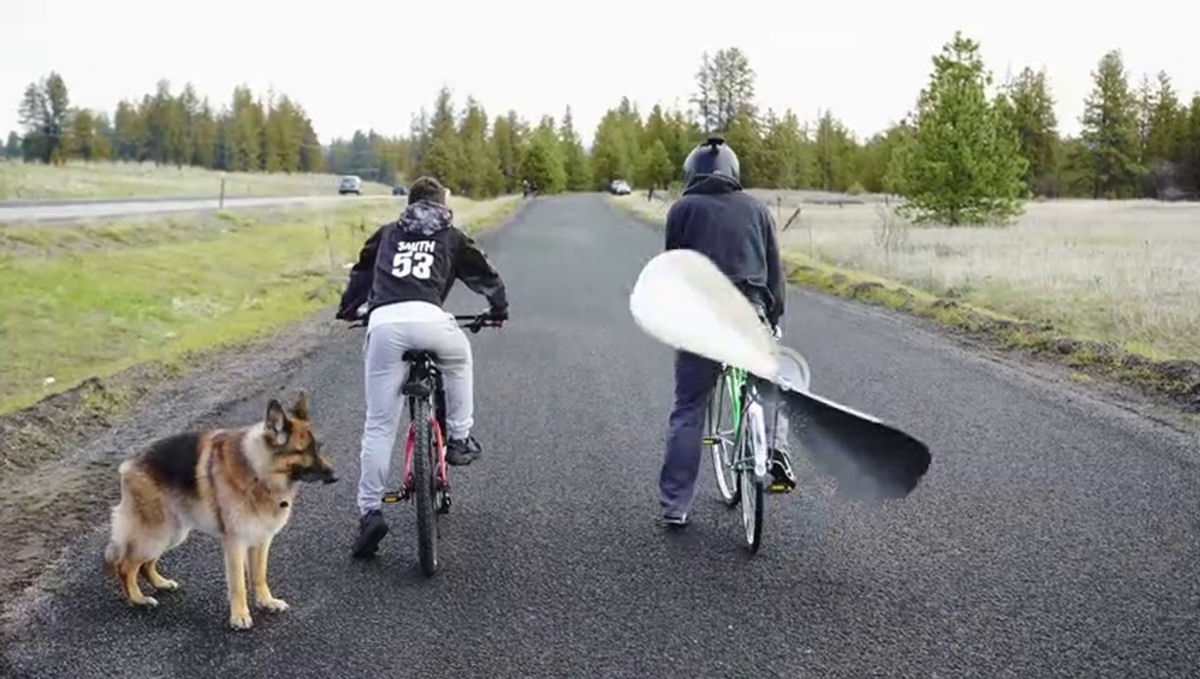 O que acontece se você colocar uma hélice enorme em sua bicicleta?