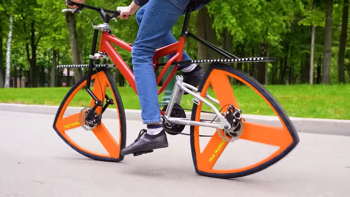 Bicicleta com rodas triangulares dá novo significado a 'triciclo'