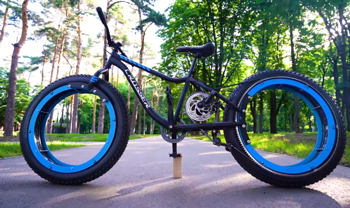 Youtuber remove os raios das rodas para criar uma incrível 'bicicleta sem cubo'