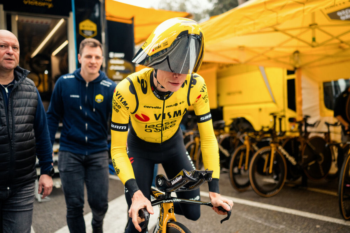 Equipe holandesa de ciclismo recebeu enormes capacetes 'Darth Vader'
