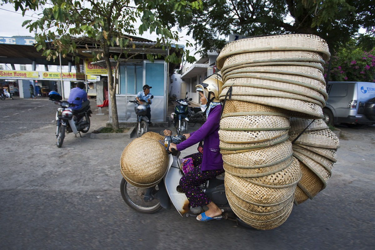 Motoqueiros vietnamitas e as coisas incrveis que eles carregam 04
