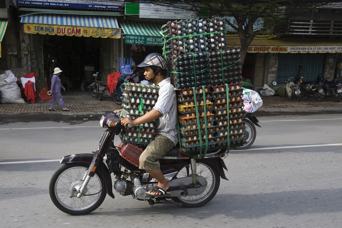 Motoqueiros vietnamitas e as coisas incrveis que eles carregam 05