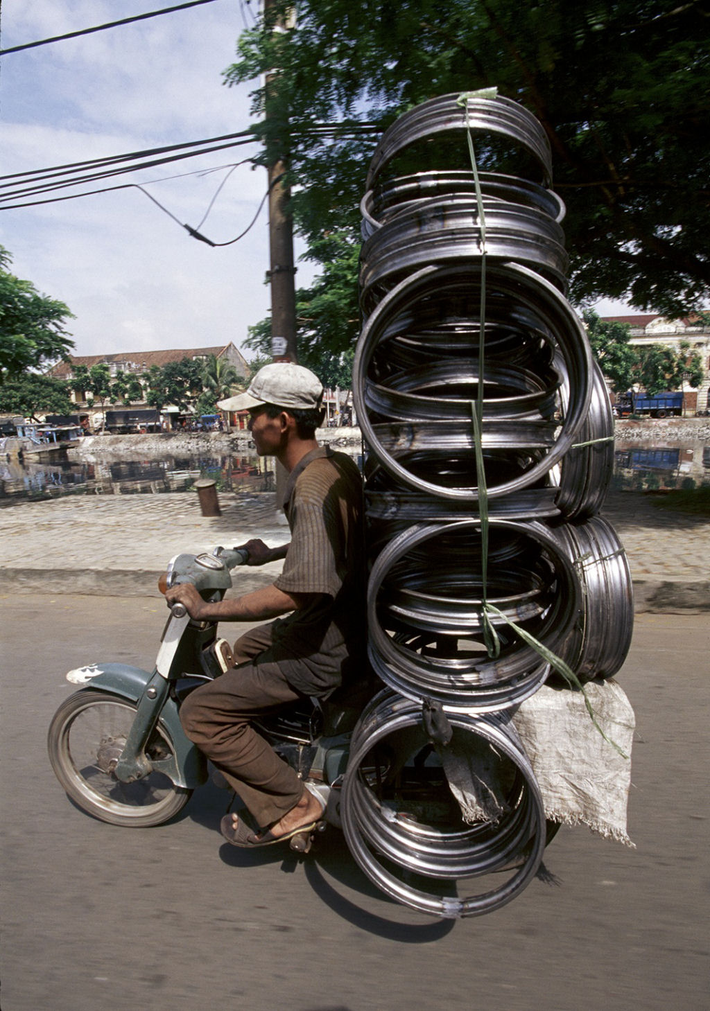 Motoqueiros vietnamitas e as coisas incrveis que eles carregam 06