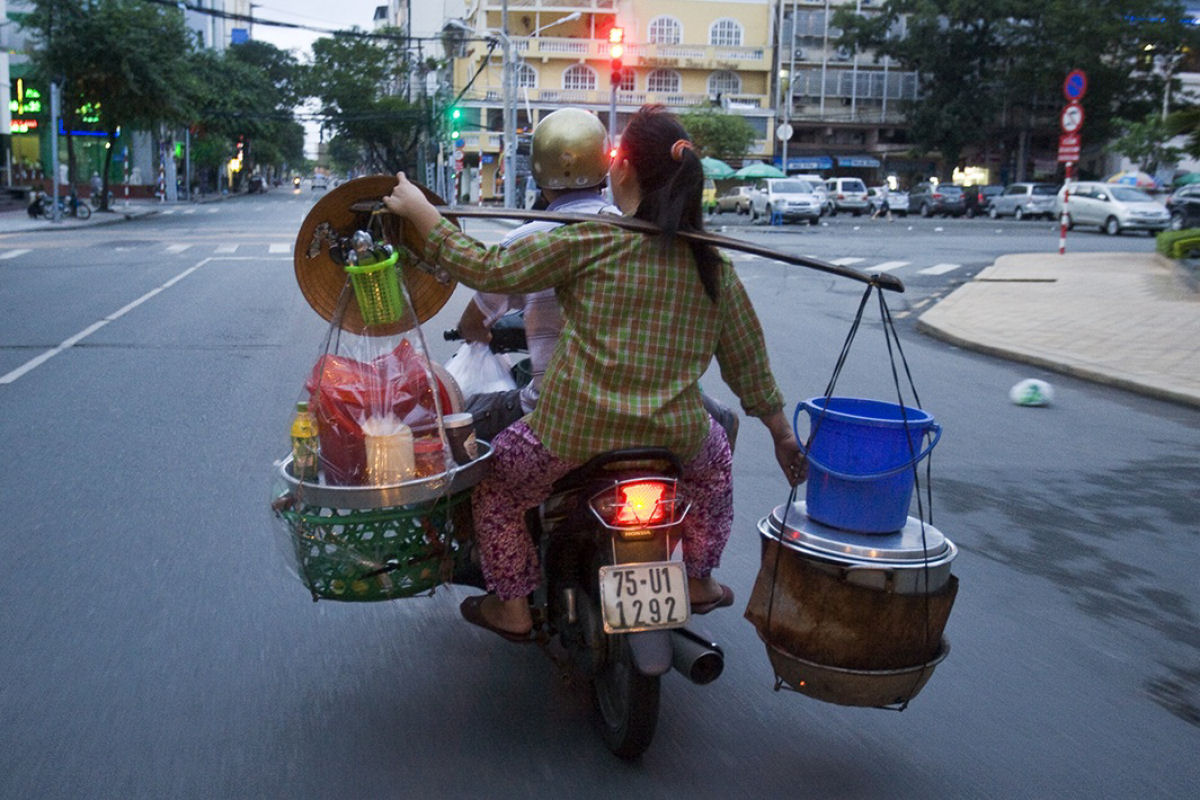 Motoqueiros vietnamitas e as coisas incrveis que eles carregam 08