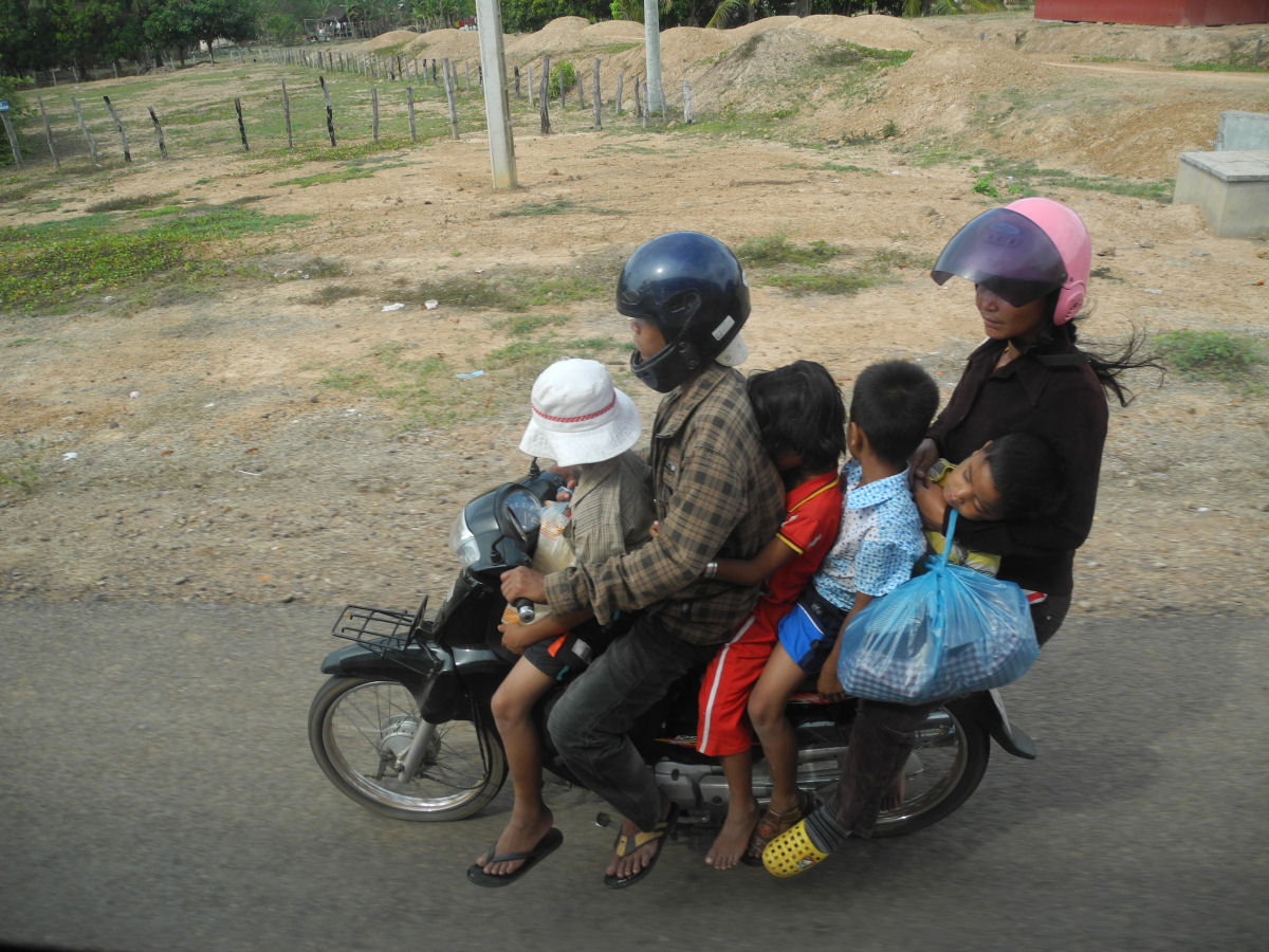 Motoqueiros vietnamitas e as coisas incrveis que eles carregam 11