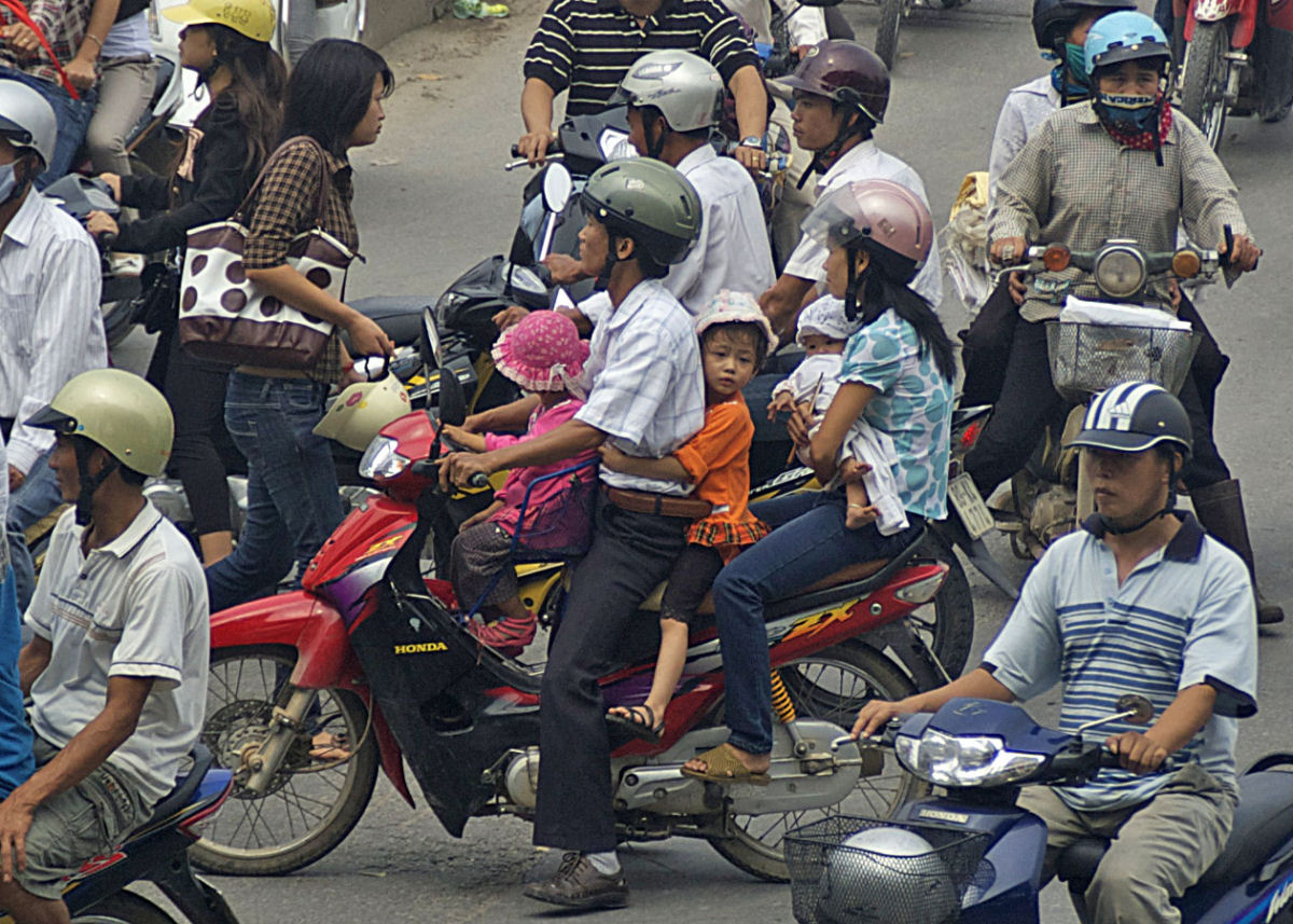 Motoqueiros vietnamitas e as coisas incrveis que eles carregam 13