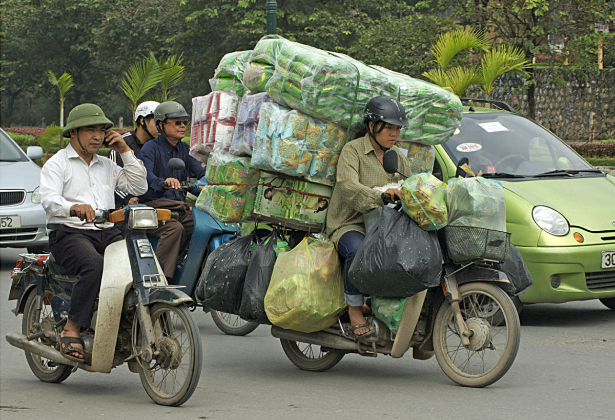 Motoqueiros vietnamitas e as coisas incrveis que eles carregam 14