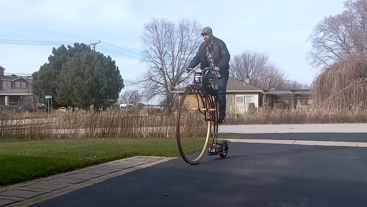 Youtuber contri uma bicicleta 'penny-farthing' motorizada sem cubo