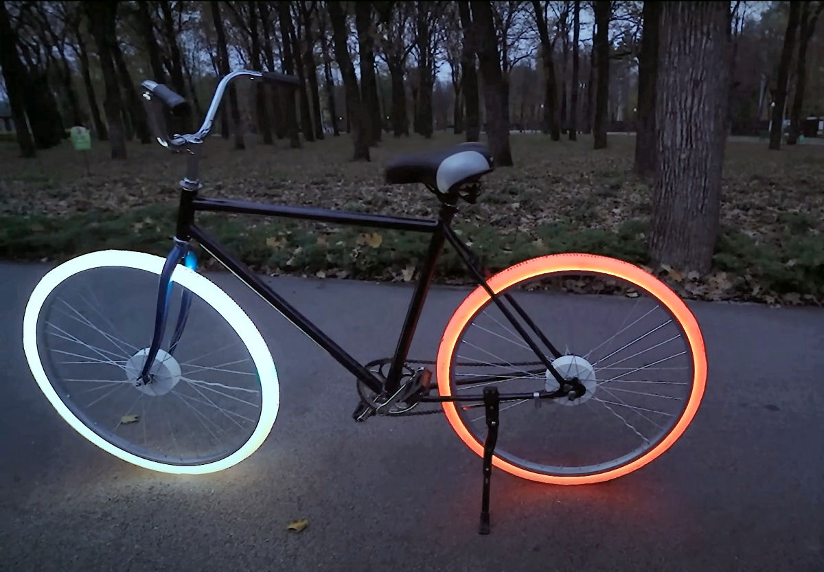 Youtuber adapta a roda de  sua bicicleta com luzes LED que mudam de cor