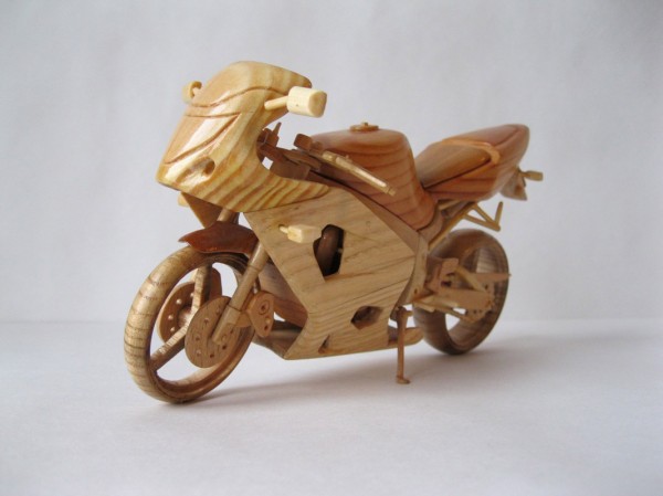 Artista ucraniano cria incríveis miniaturas de motos feitas com madeira 04