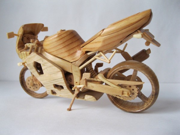 Artista ucraniano cria incríveis miniaturas de motos feitas com madeira 08