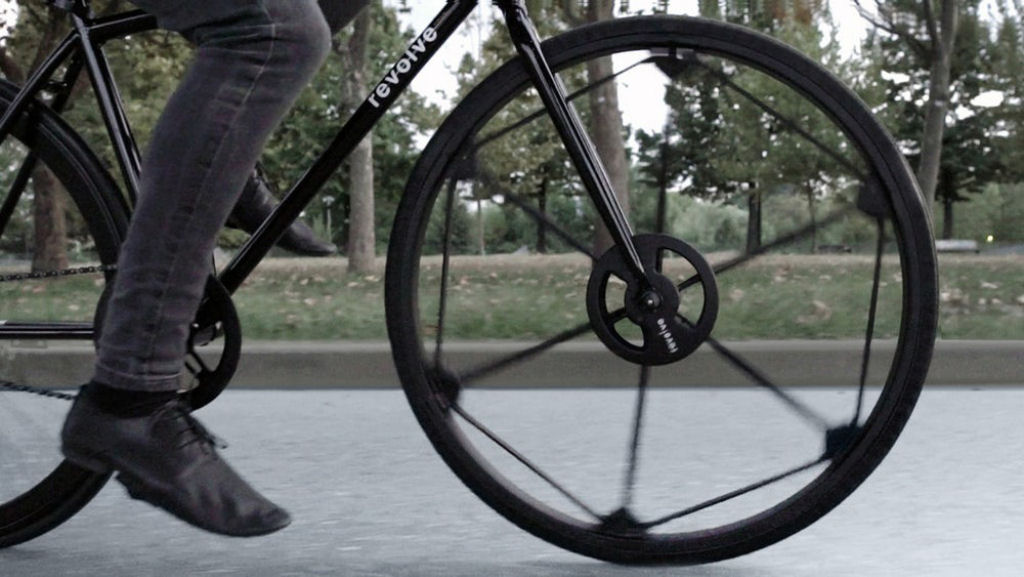 Esta roda dobrável de bike de 26 polegadas fica com apenas 1/3 de seu tamanho em apenas um movimento 02