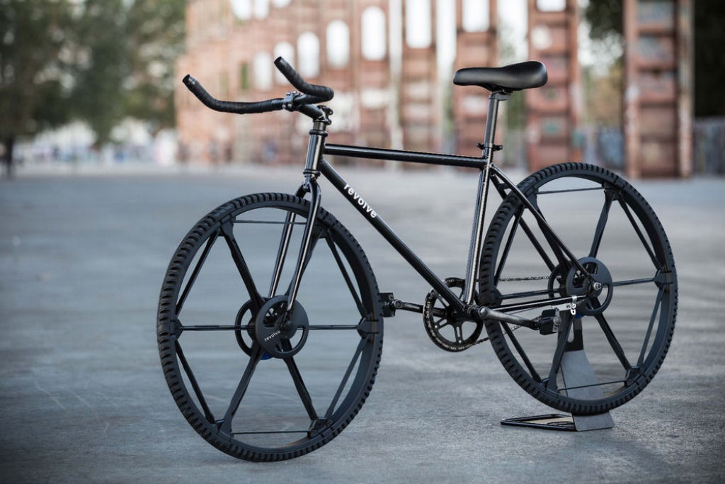 Esta roda dobrável de bike de 26 polegadas fica com apenas 1/3 de seu tamanho em apenas um movimento 05