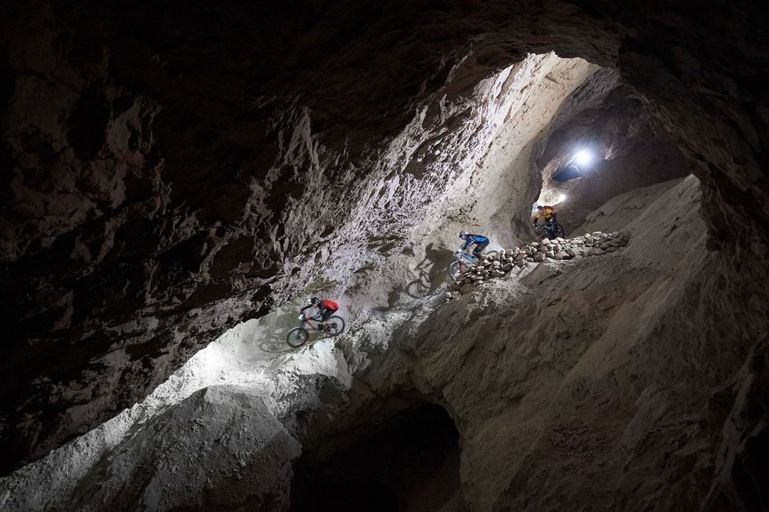 Mountain bike por uma mina abandonada na Eslovnia no  para claustrofbicos