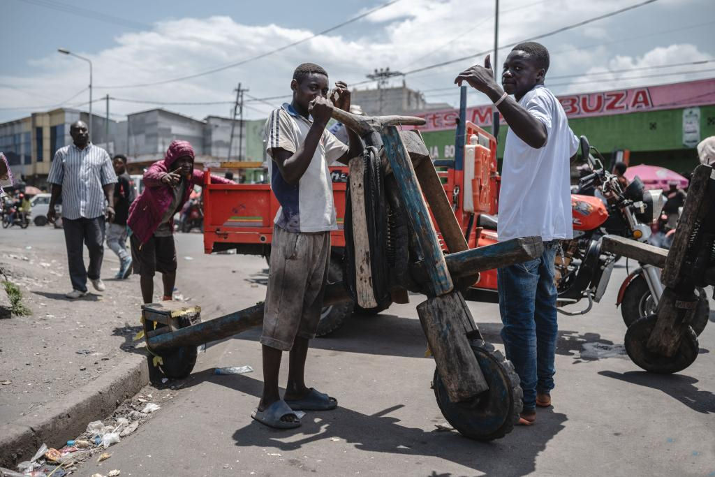 Patinete de madeira ajuda as pessoas a transportar coisas pesadas no Congo