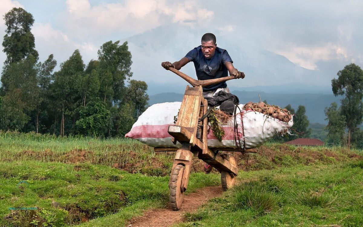 Patinete de madeira ajuda as pessoas a transportar coisas pesadas no Congo